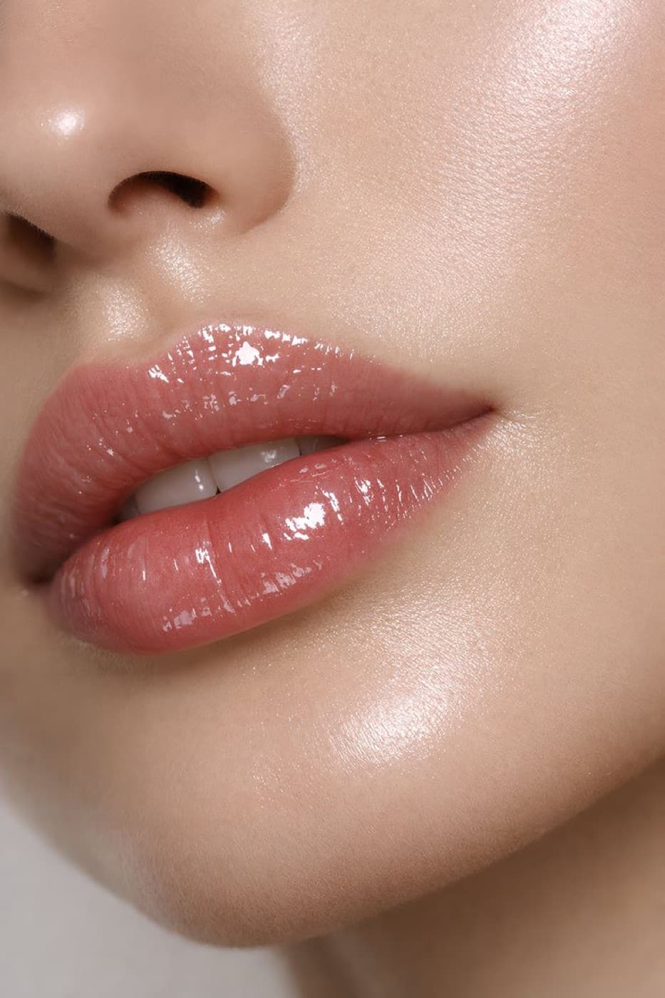 Detalle de labios con un acabado natural y luminoso